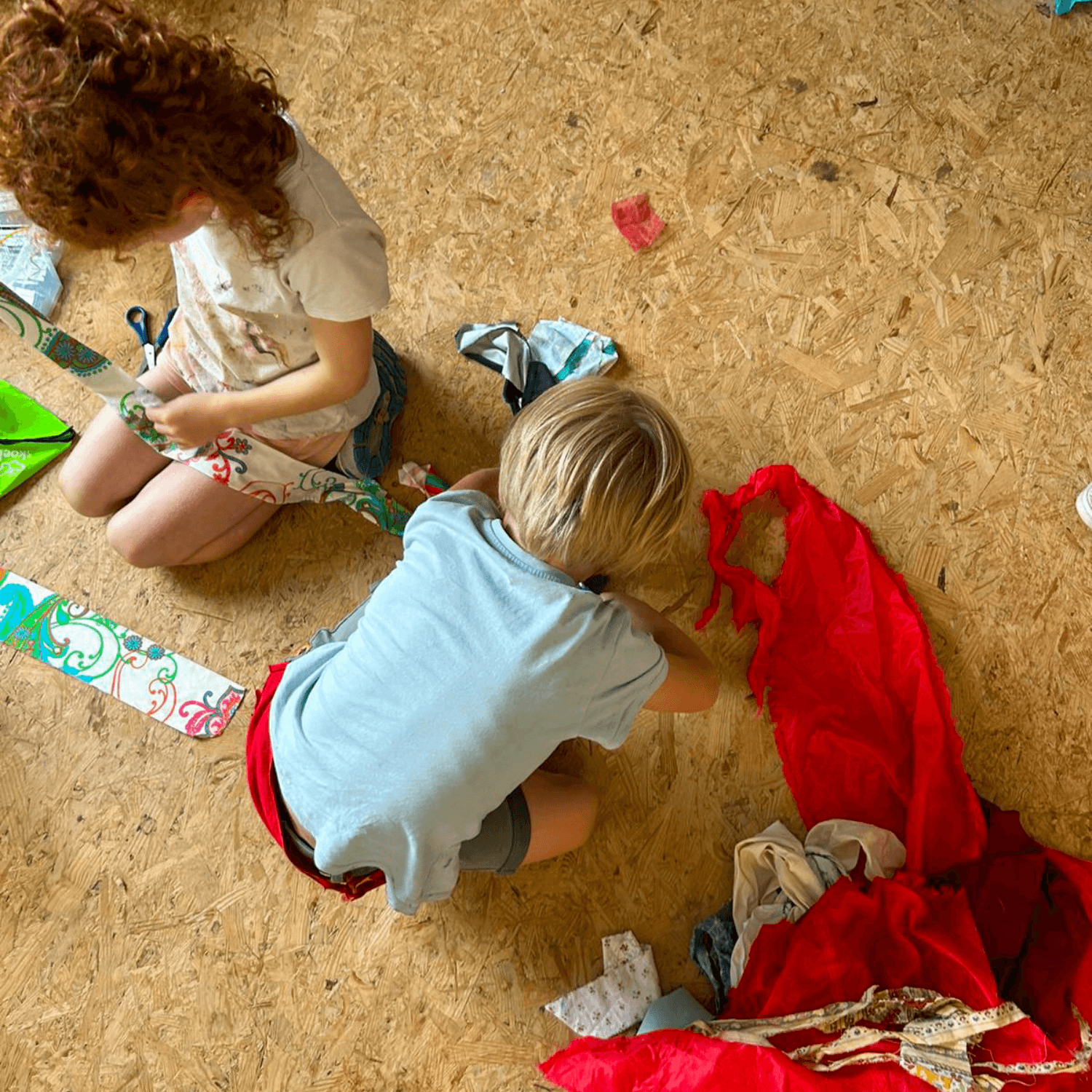 Hoera, mijn kind verveelt zich! 🥳 Waarom verveling goed is voor kinderen en creativiteit stimuleert svg+xml;charset=utf - aKadeemi