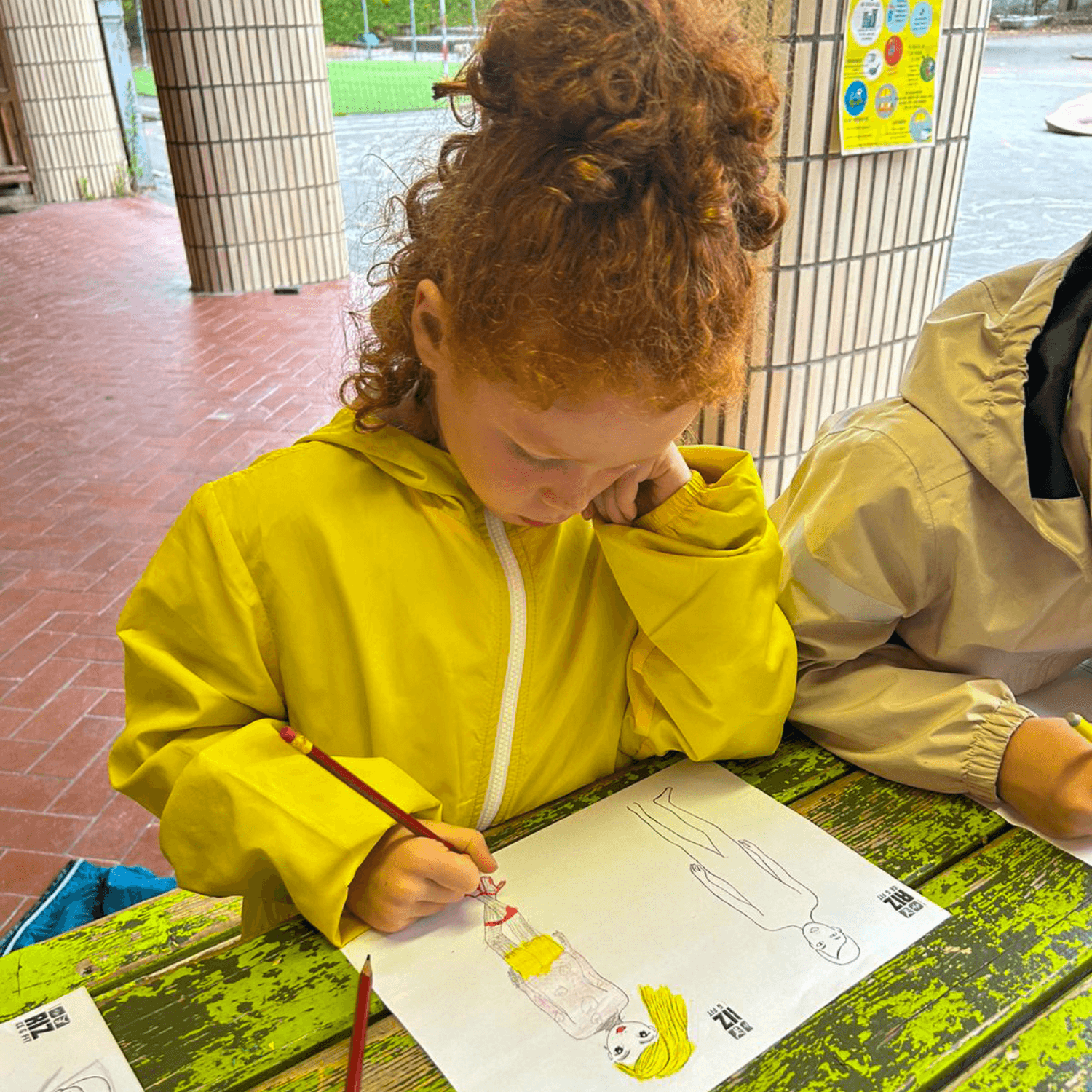 Hoera, mijn kind verveelt zich! 🥳 Waarom verveling goed is voor kinderen en creativiteit stimuleert svg+xml;charset=utf - aKadeemi