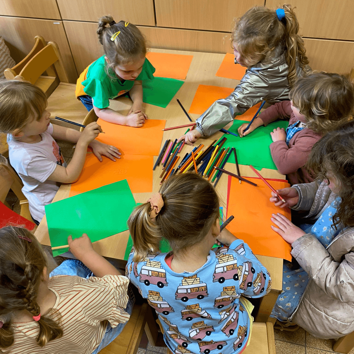 Hoera, mijn kind verveelt zich! 🥳 Waarom verveling goed is voor kinderen en creativiteit stimuleert svg+xml;charset=utf - aKadeemi
