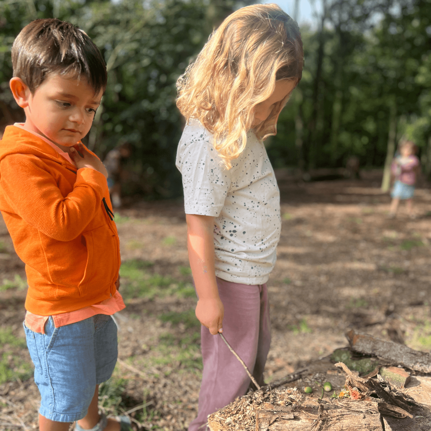 Hoe maak je je kind enthousiast voor de natuur? 🌻 Voordelen & natuuractiviteiten voor kinderen svg+xml;charset=utf - aKadeemi