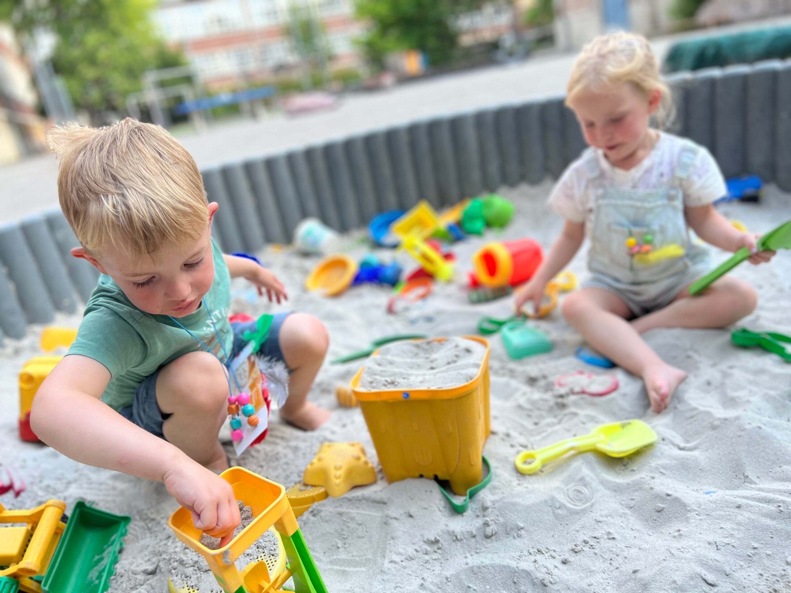 Creatief leren bij kinderen: wat is het en hoe begin je? svg+xml;charset=utf - aKadeemi