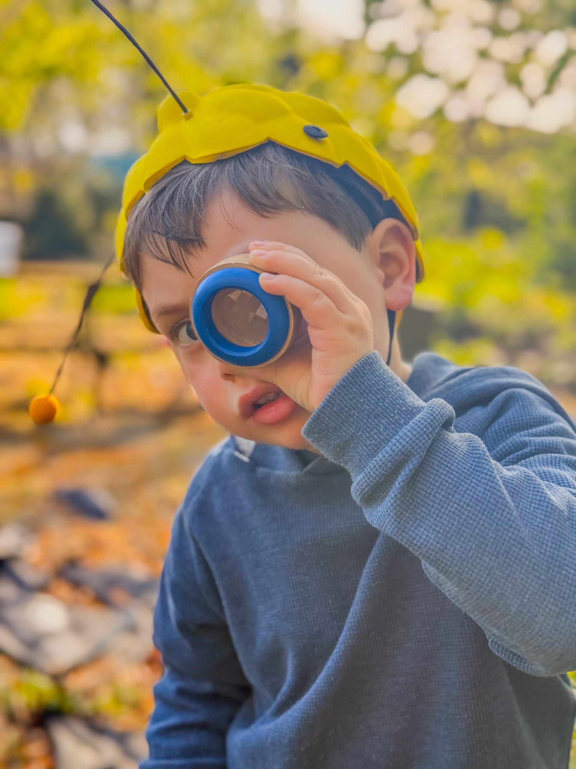 Hoera, mijn kind verveelt zich! 🥳 Waarom verveling goed is voor kinderen en creativiteit stimuleert svg+xml;charset=utf - aKadeemi