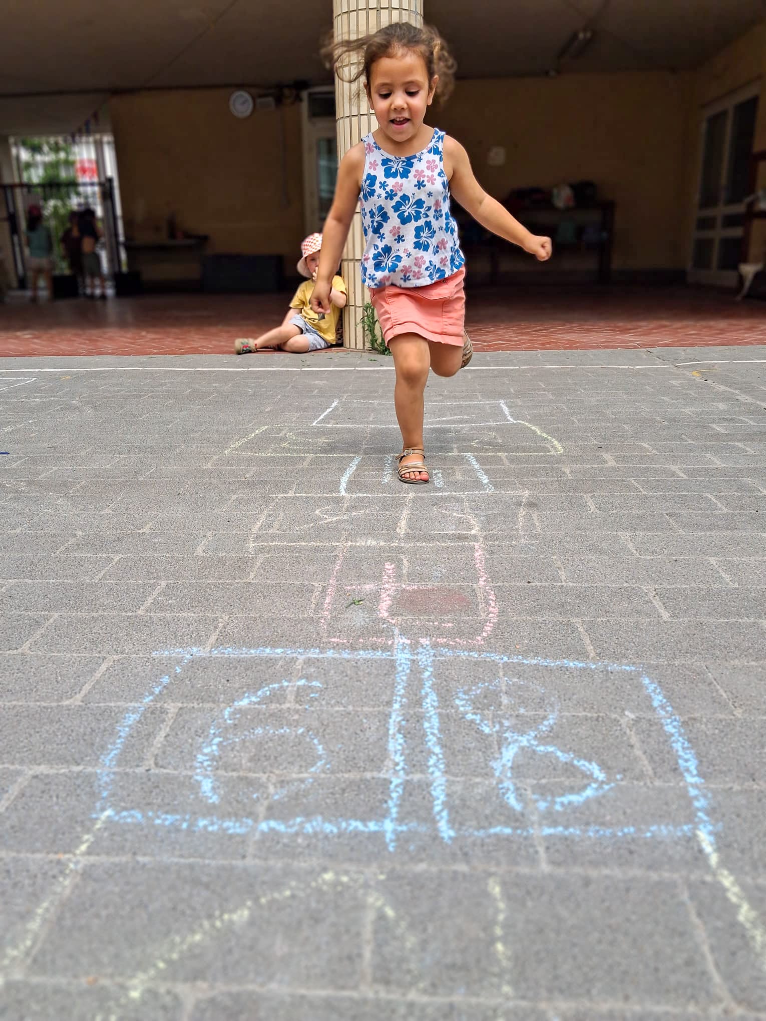 Hoera, mijn kind verveelt zich! 🥳 Waarom verveling goed is voor kinderen en creativiteit stimuleert svg+xml;charset=utf - aKadeemi